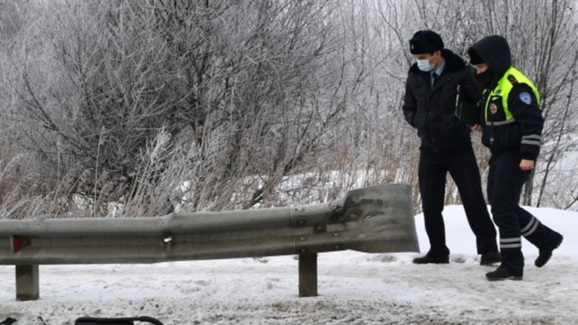 Грузовик с ананасами и мандаринами опрокинулся в Нижегородской области