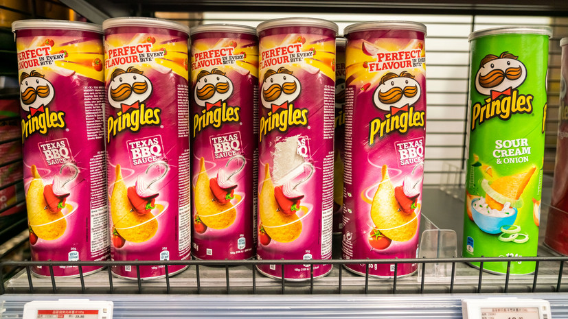 РБК: в российских магазинах стали заканчиваться запасы чипсов Pringles