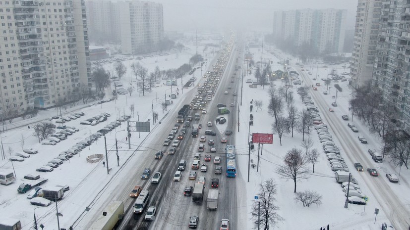 В Москве предупредили об осложнении движения на дорогах из-за снегопада