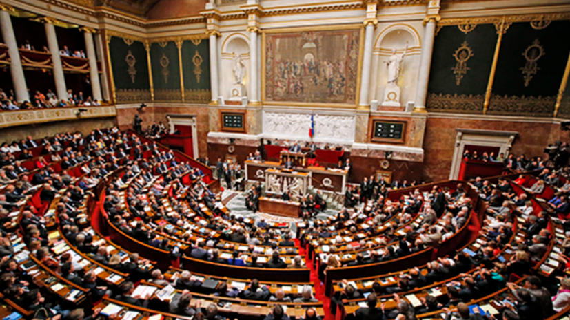 В Нацсобрании Франции отклонили резолюцию левой оппозиции о недоверии правительству