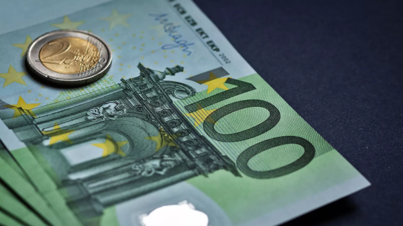 Курс евро на Мосбирже поднялся выше 77 рублей