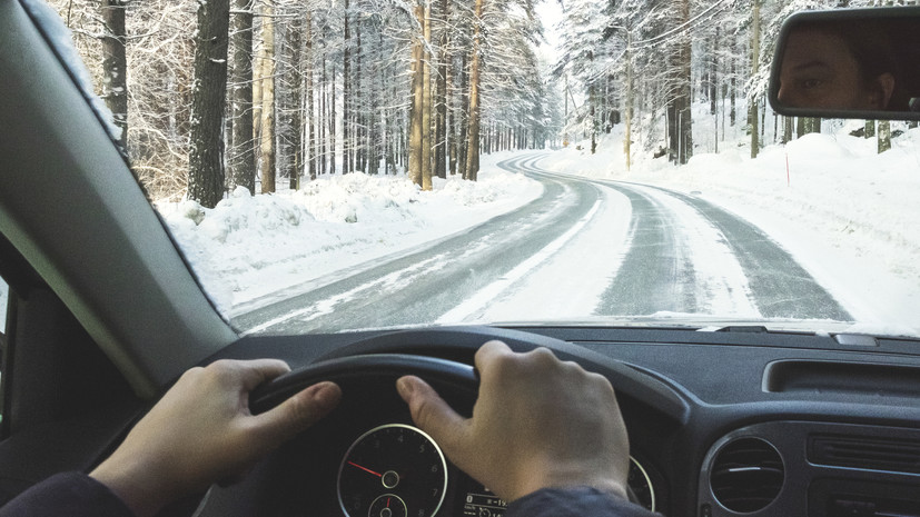 Автоэксперт Хресин призвал соблюдать дистанцию при езде в ледяной дождь