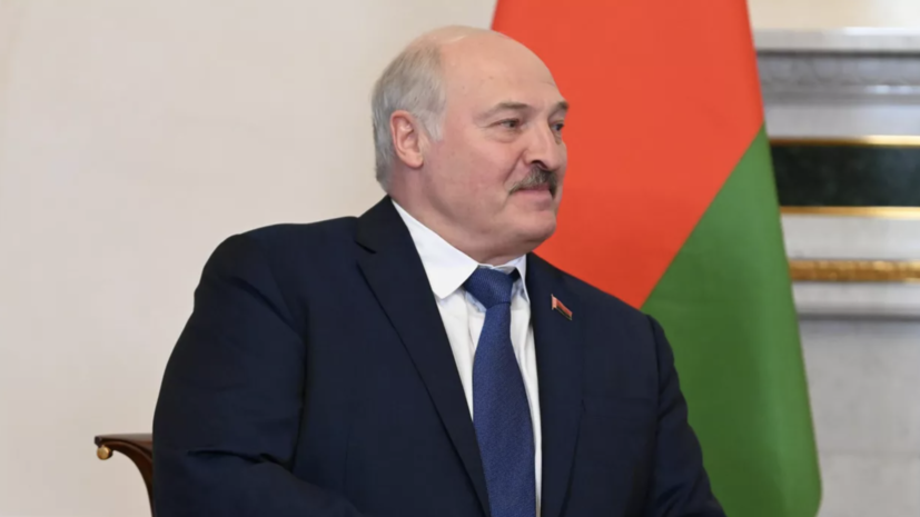 Лукашенко подарил главе «Роскосмоса» свежий хлеб и «любимое сало Шойгу»