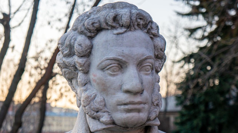 На территории севастопольской гимназии открыли памятник Александру Пушкину