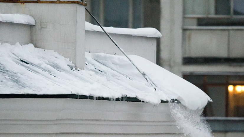 Генерал-лейтенант МЧС пострадал от падения сосульки в Москве