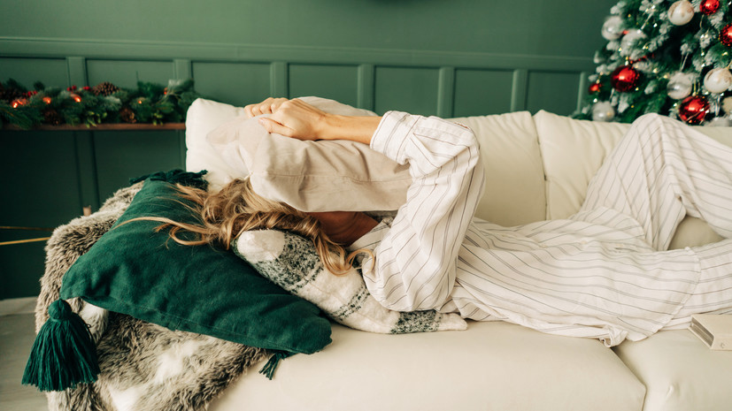 Психиатр Четлова: трудоголики склонны испытывать хандру в новогодние праздники