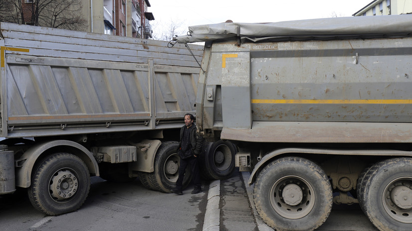 Сербы на севере Косова и Метохии начали убирать баррикады