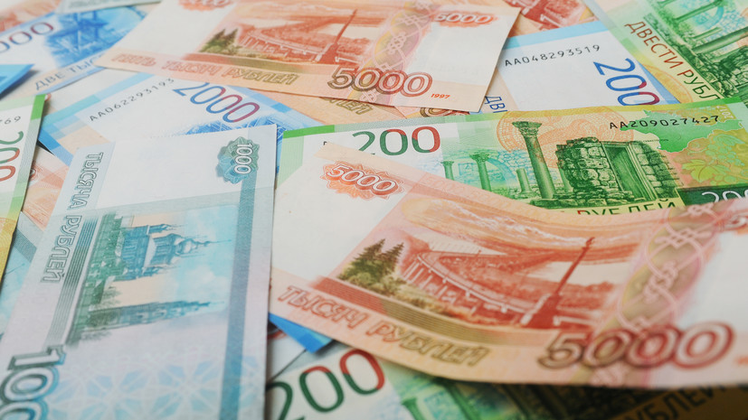 Полоса препятствий: что происходило с рублём в 2022 году