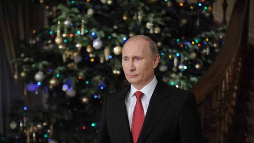 Путин в окружении военнослужащих выступил с новогодним обращением к россиянам