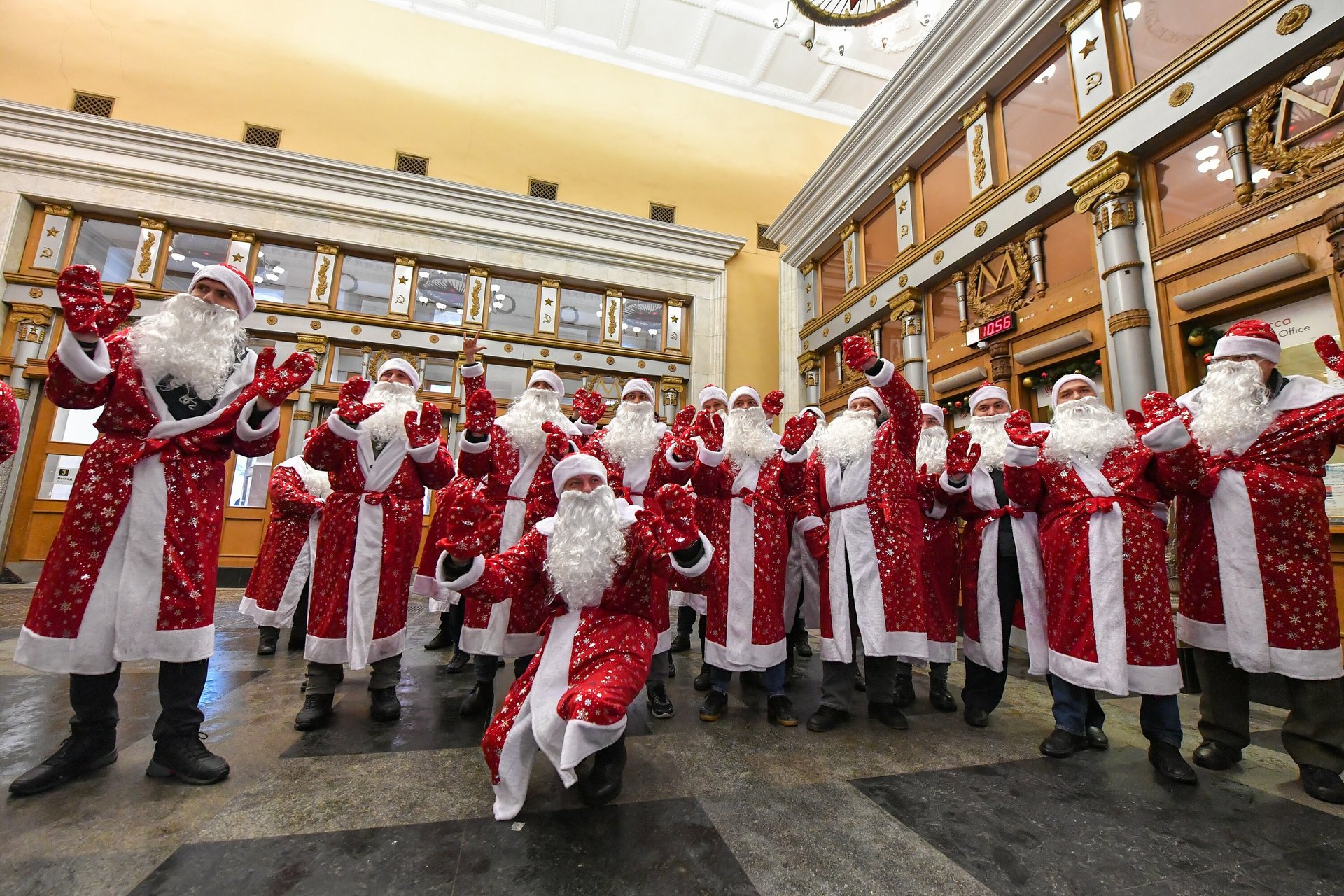 Santa москве. Дед Мороз в метро. Новогодний поезд Деда Мороза. Дед Мороз в метро Москва.