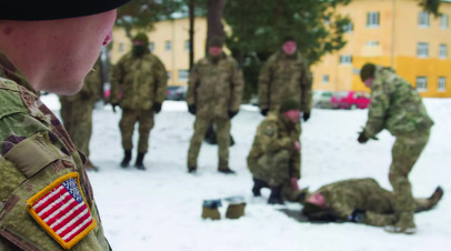 Американский военный наблюдает за тренировкой солдат ВСУ на Яворовском полигоне во Львовской области. Архивное фото