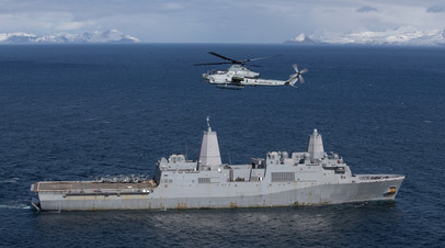 Американский военный корабль USS Somerset на Аляске