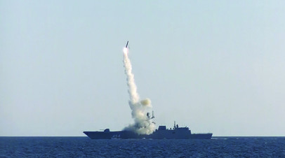 Российский фрегат «Адмирал Флота Советского Союза Горшков» выполняет стрельбу гиперзвуковой ракетой «Циркон». Ракета успешно поразила наземную цель на побережье Баренцева моря