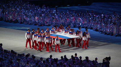 Российские спортсмены выносят флаг страны на стадион «Фишт» во время церемонии закрытия Олимпиады-2014