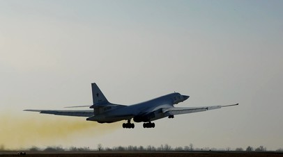 Стратегический бомбардировщик-ракетоносец Ту-160 ВКС РФ взлетает с аэродрома перед началом патрулирования в воздушном пространстве
