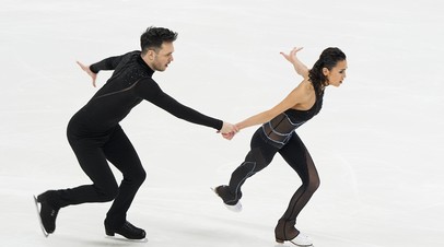 Елизавета Худайбердиева и Егор Базин выступают с произвольной программой в танцах на льду на чемпионате России по фигурному катанию в Красноярске