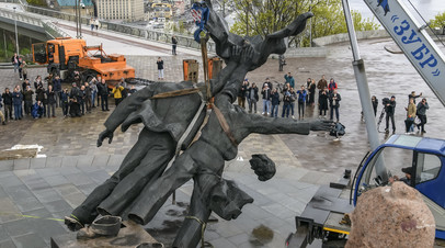 Снос советского памятника дружбе между украинским и русским народами в Киеве. Архивное фото