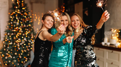 Россияне назвали встречи с друзьями и украшение ёлки любимыми новогодними традициями