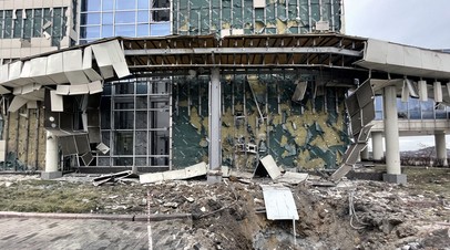 Воронка от взрыва перед зданием гостиницы «Виктория» в центре Донецка