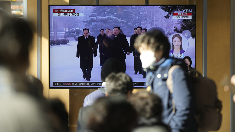 Ким Чен Ын вместе с дочерью осмотрел склад с ракетами, которые могут нести ядерный заряд