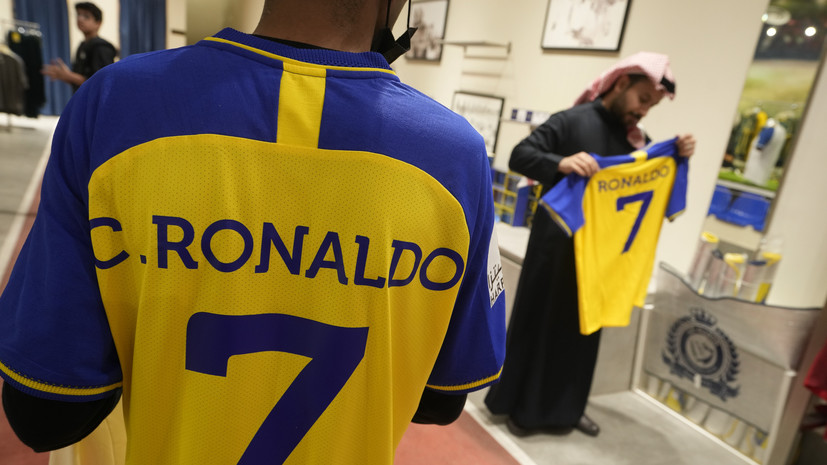 Marca: в Саудовской Аравии продали более 2 млн футболок Роналду после его перехода в «Аль-Насср»