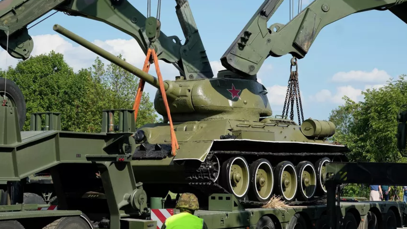 В Днепропетровске начали демонтаж танка-памятника Т-34