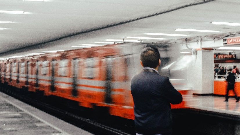В метро Мехико столкнулись два поезда