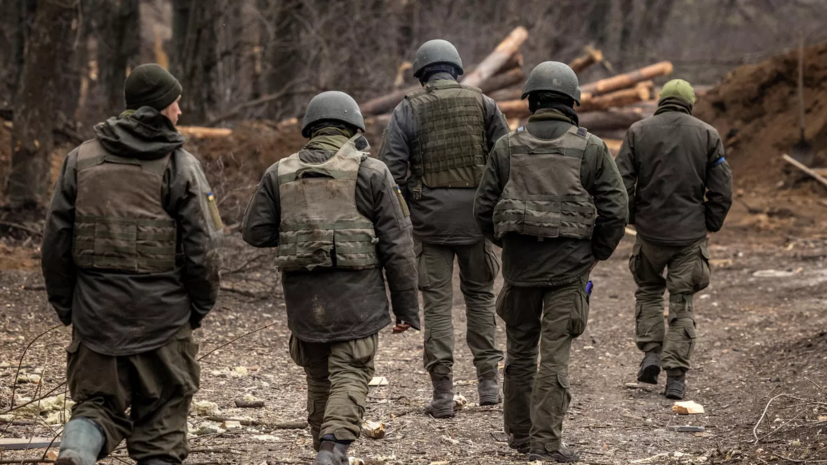 Офицер ЗВО сообщил, что бойцы ВСУ прикрываются мобилизованными под Кременной