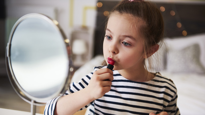 Психолог Исраелян посоветовала обсудить с ребёнком использование косметики