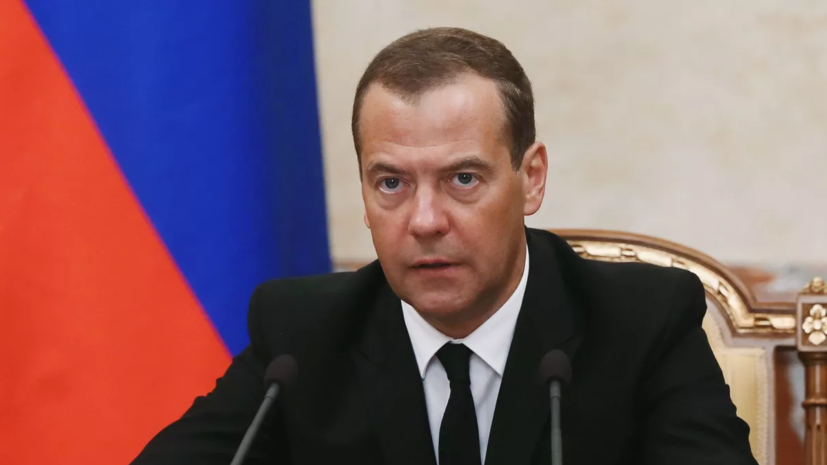 Медведев сообщил о создании рабочей группы по контролю за производством вооружений