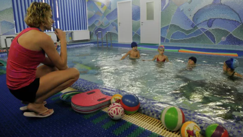 В детских поликлиниках Москвы отремонтировали 17 бассейнов