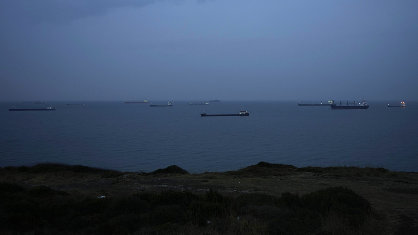В Босфорском проливе возобновили судоходство после снятия с мели судна