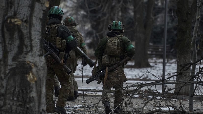 Корреспондент RT рассказал о десятках брошенных тел украинских боевиков в Соледаре