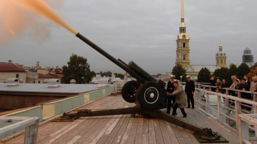 Жительница блокадного Ленинграда произвела полуденный залп из пушки в Петропавловской крепости