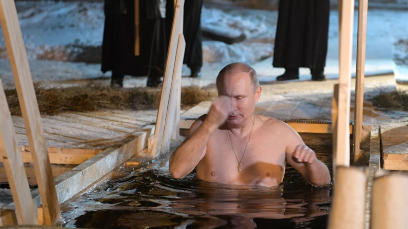 Песков: Путин по традиции окунулся на Крещение в прорубь в Подмосковье
