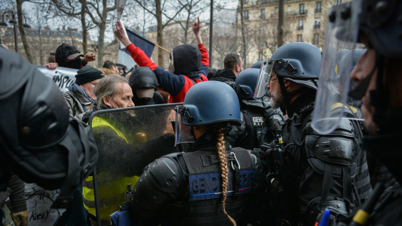 Полиция задержала 30 человек на акции протеста против пенсионной реформы в Париже