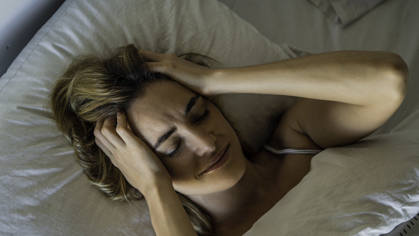 Сомнолог Новиков посоветовал улучшить гигиену сна при бессоннице