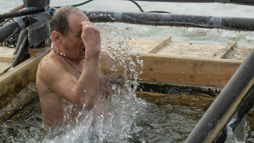 В Оренбурге на Крещение в проруби окунулись более девяти тысяч человек