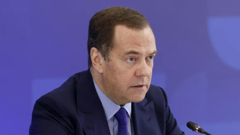 Медведев призвал сохранить темпы производства вооружений и техники