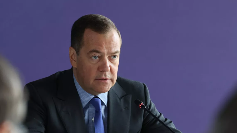 Медведев: Зеленский и его «камарилья» не просуществуют и дня без помощи от Запада