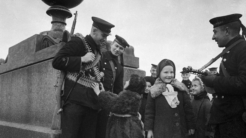 Блокадница рассказала, как смотрела салют в день освобождения Ленинграда