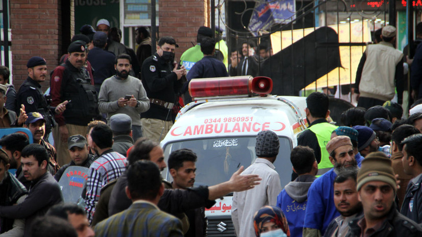 Число жертв взрыва в мечети Пакистана достигло 32