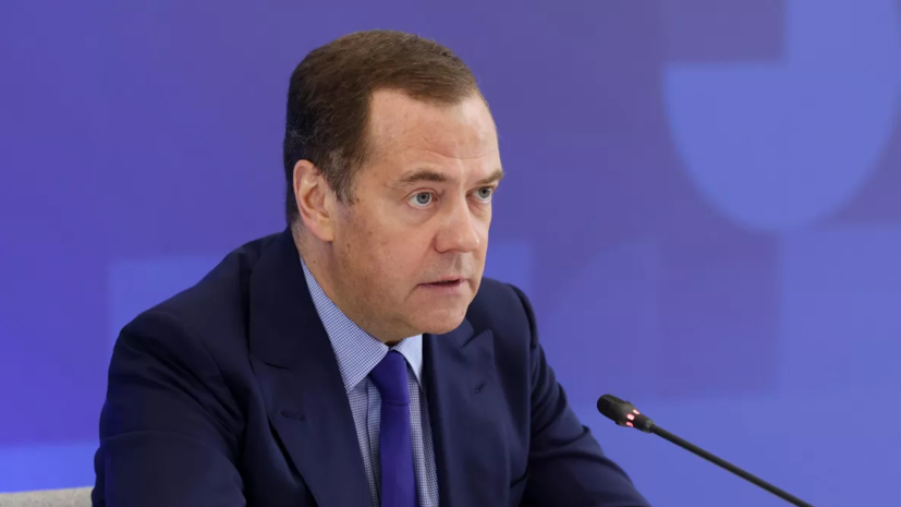 Медведев: недружественные страны намерены вытравить память о героях Красной армии