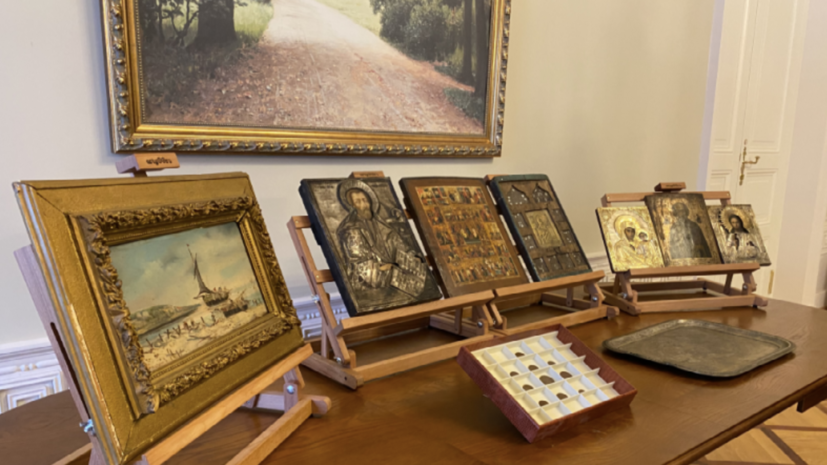 Музею «Гатчина» передали экспонаты, которые пытались незаконно вывезти за рубеж