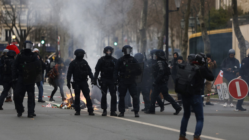 В Париже полиция задержала 23 человек на демонстрации против пенсионной реформы
