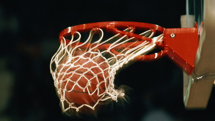 TMZ: в США уволили тренера за попытку выдать себя за 13-летнюю баскетболистку