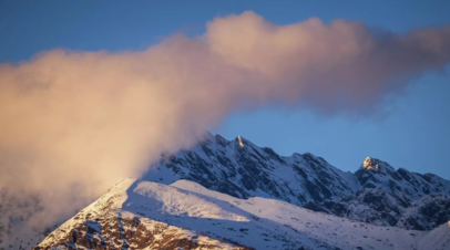 Сотрудника курорта в горах Сочи засыпало снегом