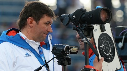 Павел Ростовцев перед началом женской биатлонной эстафеты на XXII зимних Олимпийских играх в Сочи