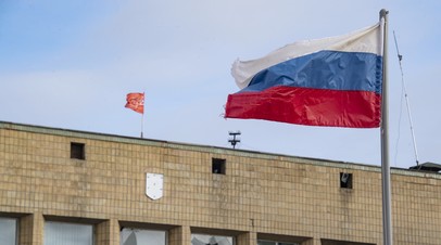 Российский флаг у здания администрации в Васильевке, Запорожская область. Архивное фото