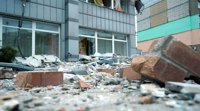 Здание, повреждённое в результате обстрела ВСУ из РСЗО HIMARS Алчевска. Архивное фото